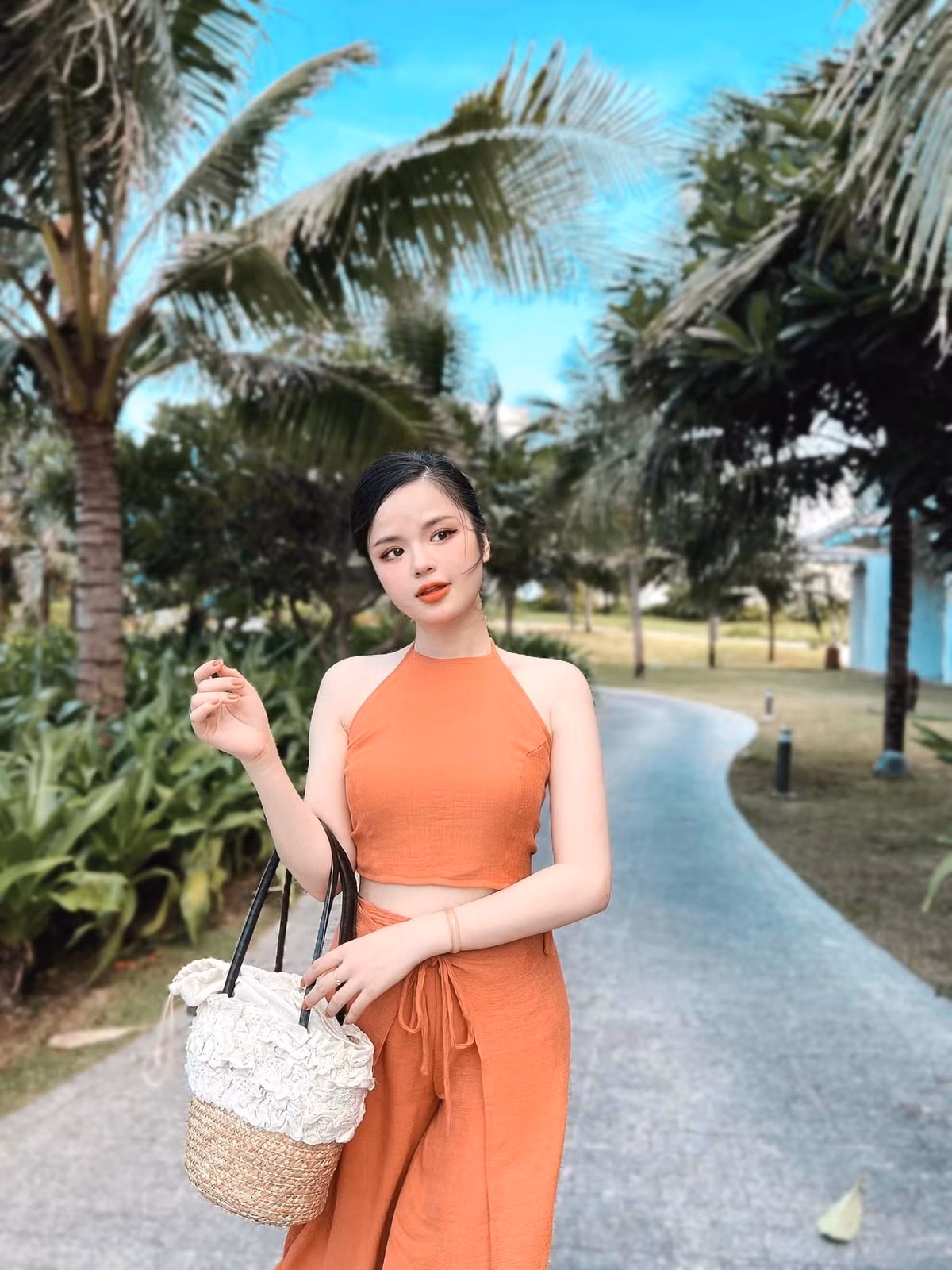 Nhờ biết cách “tiết chế” nhược điểm hình thể nên nhiều người khó nhận ra Hà Đan chỉ cao “3 mét bẻ đôi” mỗi khi lên đồ.
