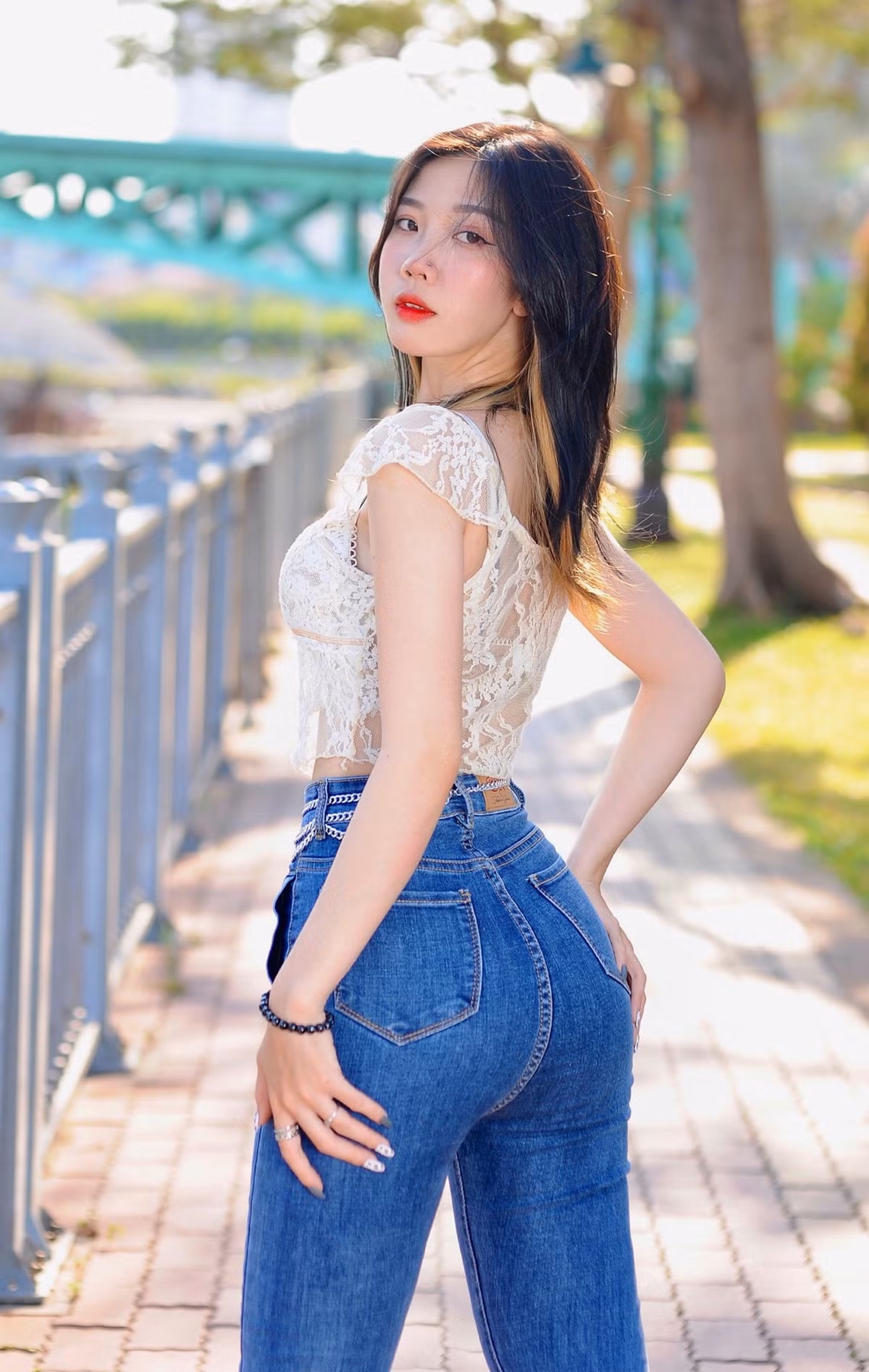 Băng Nhi (sinh năm 1999, Đồng Nai) là gương mặt gái xinh mới nổi trên mạng thời gian gần đây. Hot girl 9X sở hữu gương mặt khả ái, vóc dáng nóng bỏng với chiều cao 1m64 cùng số đo 3 vòng 82-59-91.
