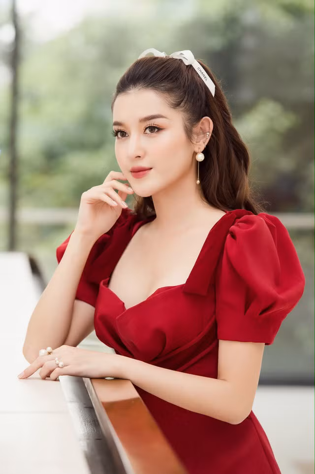 Tuy nhiên, nhan sắc không phải hạng vừa chính là điểm vô cùng nổi bật của Huyền My khi đứng cạnh nhiều người đẹp khác.