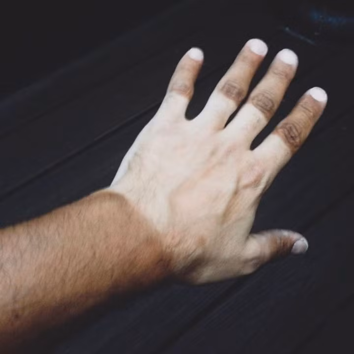 Người cận không đeo kính sẽ nghĩ anh chàng này đang đeo găng tay.