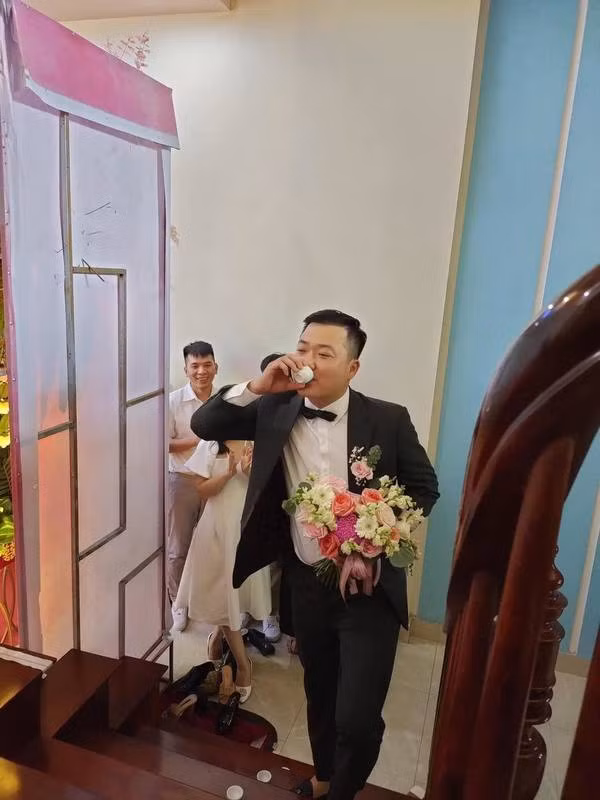 Người đăng tải bức ảnh thách cưới lên mạng xã hội cho hay: “Nhà gái chuẩn bị 40 chén. 20 chén “cồn” và 20 chén nước xếp đan xen nhau. Chú rể được phép uống 20 chén tùy chọn. Nhưng nhọ thế nào chú rể chọn phải 17 chén nước có cồn”.