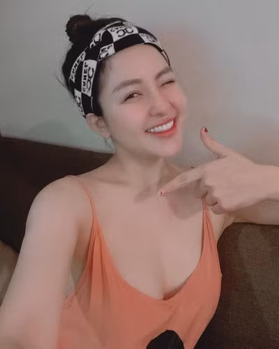 Tạm biệt với hình ảnh hot girl thị phi, tận dụng mọi cách để khoe đường con trên mạng xã hội, hiện tại, Trâm Anh chuyển sang phong cách "gái nhà lành".
