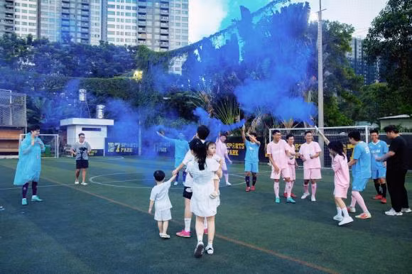 Minh Anh cũng tiết lộ thêm lý do tại sao lại tổ chức tiệc trên sân bóng vì rất nhiều người thân của cô yêu thích môn thể thao này, nhất là chồng cô.