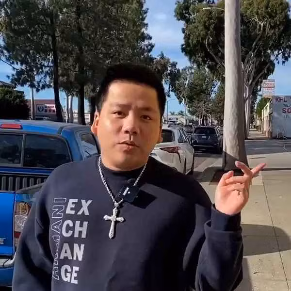 Khoa Pug sinh năm 1992, được mệnh danh là “YouTuber chịu chơi nhất Việt Nam”. Anh sẵn sàng bỏ ra số tiền lớn để trải nghiệm và review các dịch vụ đắt đỏ cho khán giả xem, từ lái xe tăng, nghỉ ngơi ở nhà hàng đắt đỏ hay tham quan tàu chiến, trạm du hành vũ trụ...