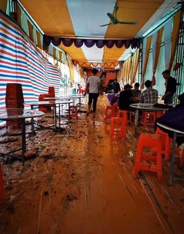 Nhìn hình ảnh đám cưới ngày mưa mà trang phục và quang cảnh không được sạch sẽ khiến nhiều người cảm thấy buồn lòng thay cặp đôi cô dâu chú rể.