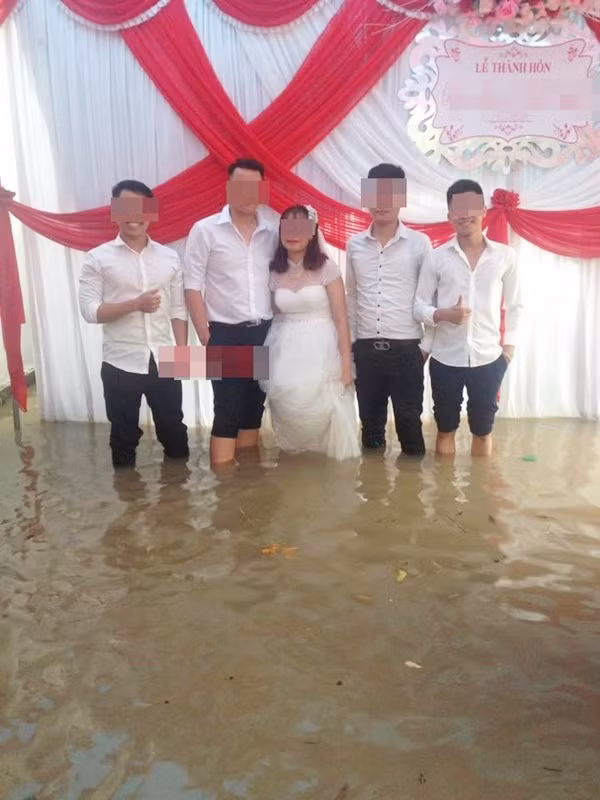 Dù thời tiết không thể ý nhưng nhìn nụ cười hạnh phúc của mọi người mà ai cũng vui lây.