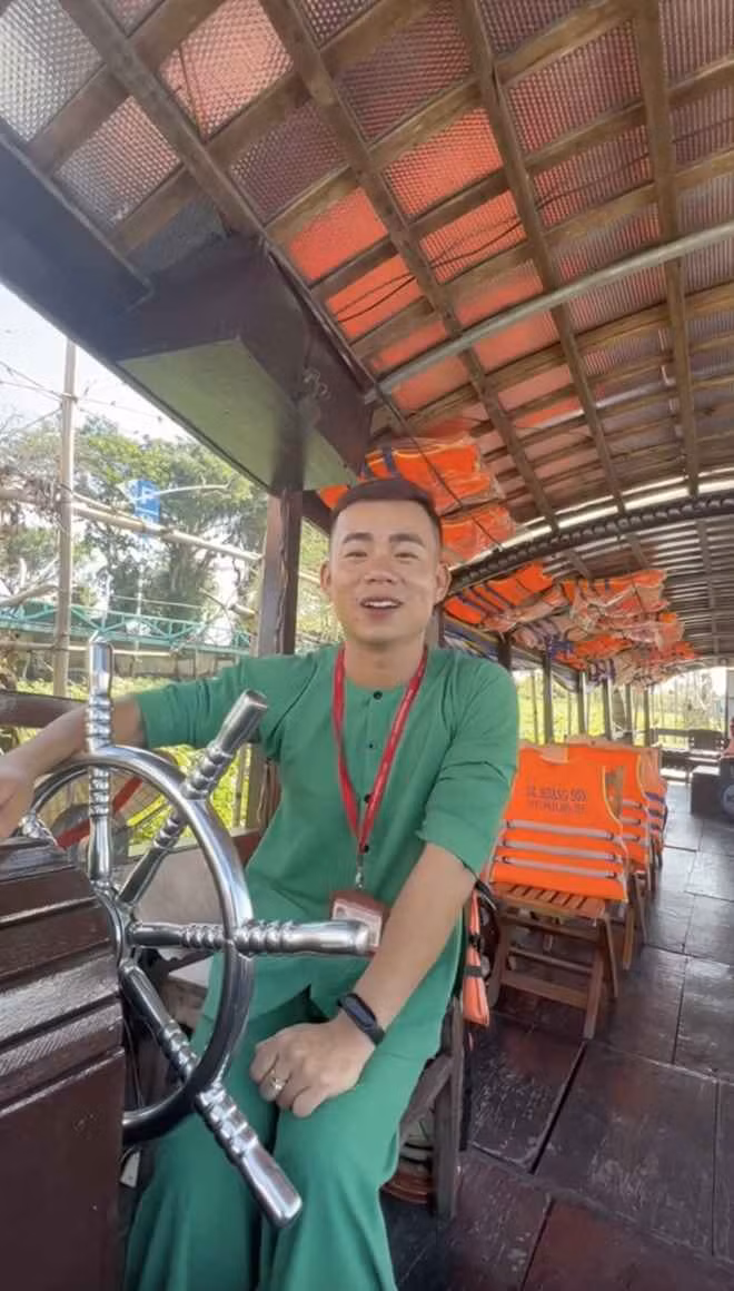 Chang huong dan vien du lich Thuy Lieu dang gay bao mang la ai?