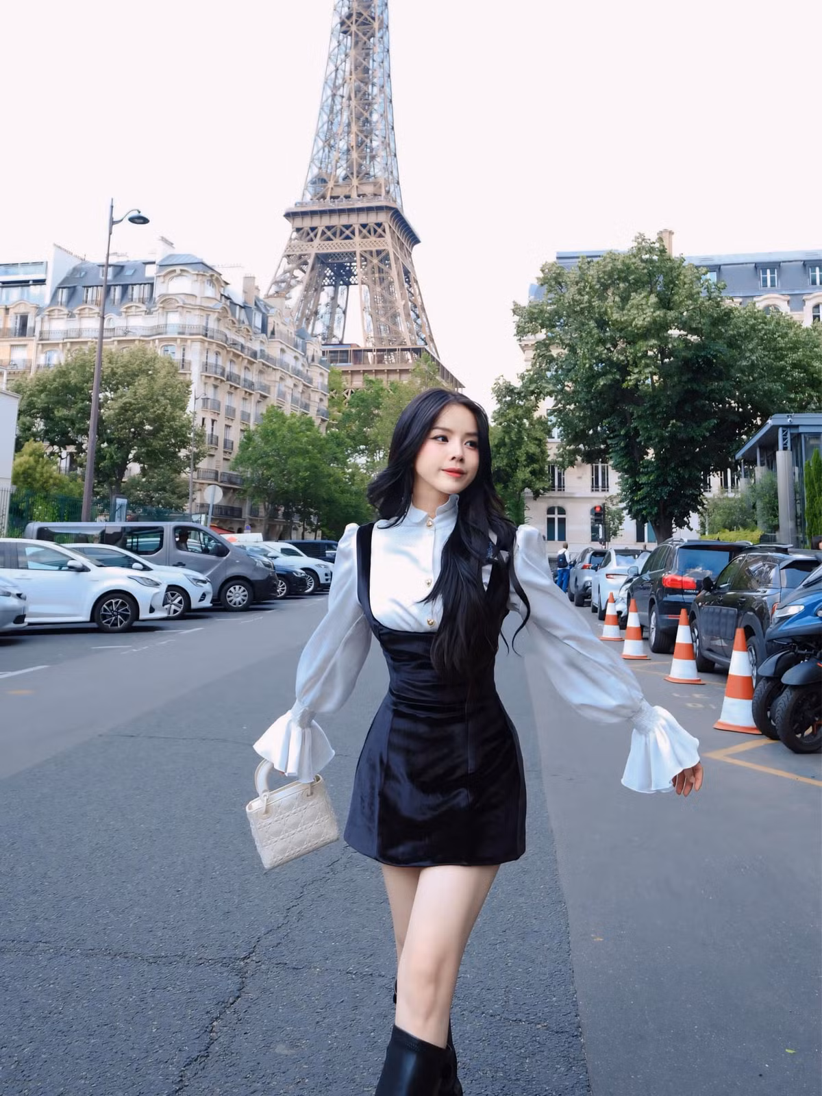 Mới đây trên trang cá nhân của mình, DJ Mie khoe dáng nuột, eo thon tại châu Âu khiến dân mạng "trầm trồ" khen ngợi.