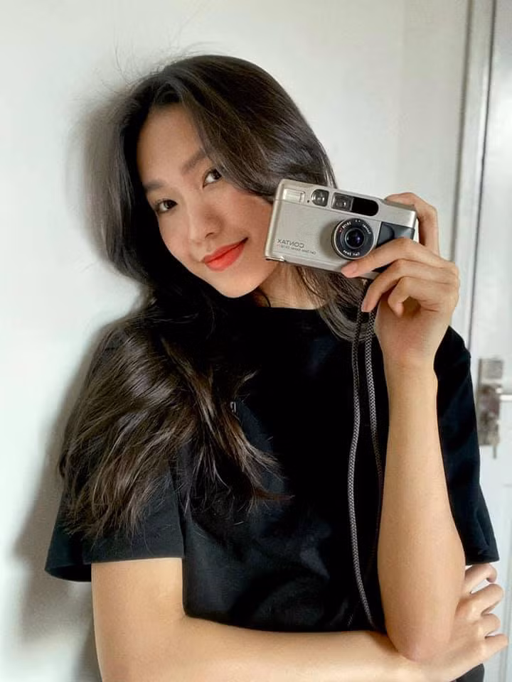 Và My cũng biết rằng mỗi người đều có cái đẹp của riêng họ. Vì thế nên việc so sánh này nọ là việc không thể - be different, be unique, be yourself and shine in your own way (cứ khác biệt, độc nhất, là chính mình và tỏa sáng theo cách của riêng bạn)". Bạn gái tin đồn Đoàn Văn Hậu viết thêm.