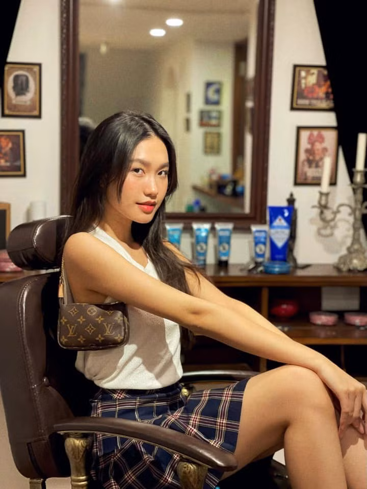 Trong suốt hành trình cầu thủ Đoàn Văn Hậu cùng đội đội "chinh chiến" bên UAE, dù không thể đến sân theo dõi trực tiếp nhưng ở Việt Nam, Hải My không hề quên thể hiện rõ sự ủng hộ nhiệt tình dành cho "bạn trai tin đồn". Cô nàng thường xuyên thức đêm để xem thi đấu và không ngại đăng cả loạt story cổ vũ.