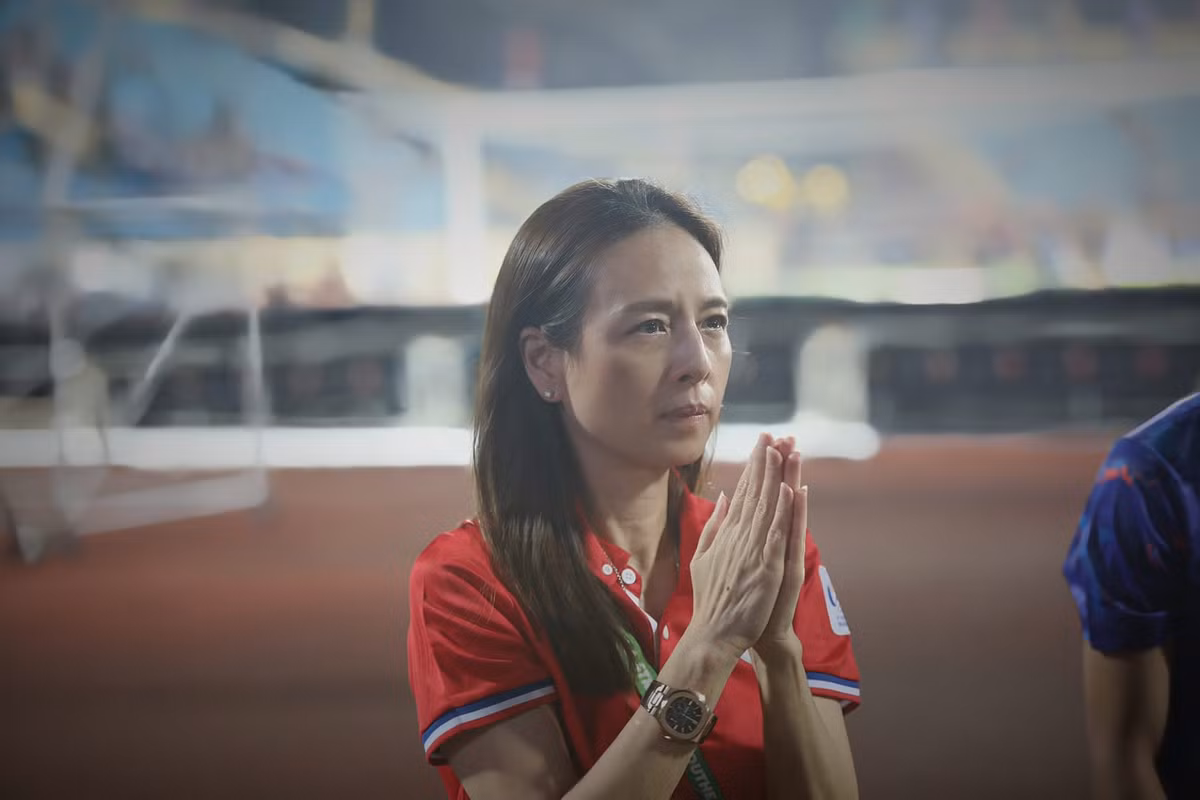 Giống như mọi khi, mỗi lần các đội tuyển bóng đá nam Thái Lan thi đấu, Madam Pang thường xuyên xuất hiện. Người phụ nữ tỷ phú này không ngồi ở vị trí khán đài như mọi quan chức, thay vào đó bà lại ngồi trong cabin huấn luyện để cổ vũ tinh thần cho các cầu thủ "con cưng" và tại môn bóng đá nam SEA Games 31 này cũng không ngoại lệ.
