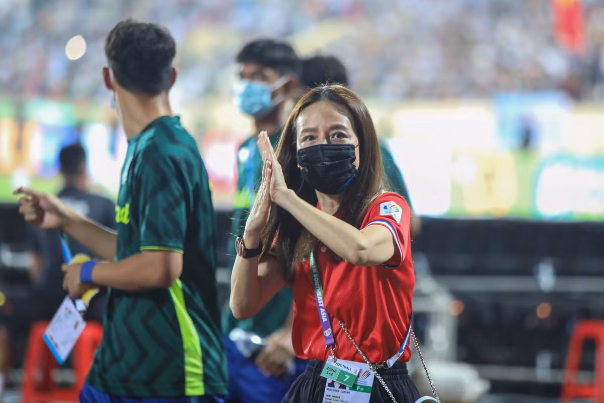 Nói về trận đấu, Madam Pang bày tỏ sự tiếc nuối khi đội nhà phải chơi thiếu người trong hiệp 2. "Thẻ đỏ của Jonathan Khemdee là điều đáng buồn, nhưng đó cũng là kinh nghiệm cho chúng tôi ở chặng đường sắp tới. Tất nhiên, đội bóng nào cũng muốn giành chiến thắng, nhưng những mối quan hệ, sự đoàn kết sau trận đấu cũng quan trọng"