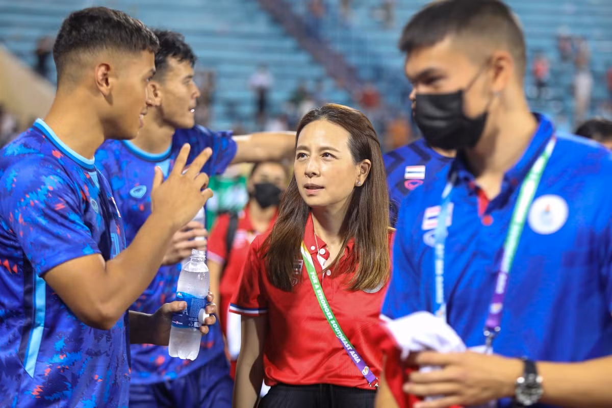 Về chiếc thẻ đỏ của cầu thủ số 4 Jonathan Khemdee, bà Nualphan Lamsam cho biết cầu thủ này đã rất khó chịu và khóc. Tuy nhiên, trưởng đoàn bóng đá Thái Lan cho biết đây sẽ là kinh nghiệm cho đội và do đó chúng tôi vẫn phải chiến đấu trong ba trận đấu nữa.