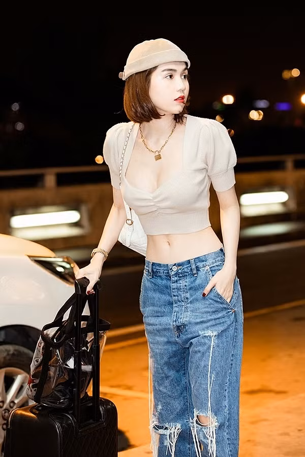 Dưới phần bình luận, fan dành nhiều lời khen có cánh cho vòng hai không chút mỡ thừa của Ngọc Trinh. Tuy vậy vẫn có ý kiến chê "nữ hoàng nội y" gầy, thiếu sức sống.