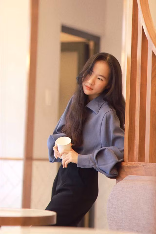 Minh Hương chia sẻ, cô cảm thấy bản thân may mắn khi được mọi người chú ý và dành cho nhiều lời khen. "Mình cũng là một người bình thường như bao giảng viên khác, như mọi người khác chứ không dám nhận danh xưng hot girl. Được mọi người ưu ái dành cho lời khen có cánh, được đồng nghiệp, sinh viên, bạn bè yêu quý là điều may mắn lớn của mình".