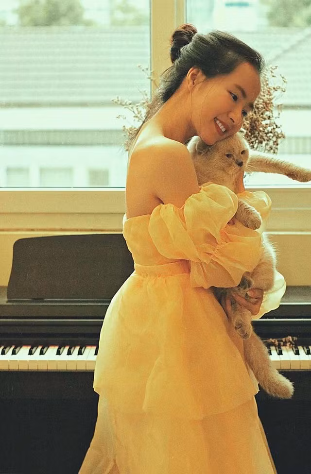 Sở hữu vẻ ngoài nổi bật nên Minh Hương nhận được khá nhiều lời mời làm mẫu ảnh, một số công ty dầu gội mời cô làm mẫu quảng cáo sản phẩm hoặc mời cô về làm cố vấn cho nhãn hàng của họ… Tuy nhiên, cô giáo hot girl này vẫn dành tình yêu lớn nhất cho công việc giảng dạy.