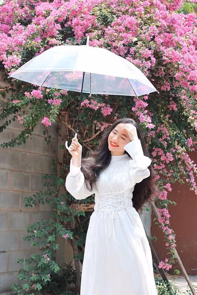 Đăng ảnh trên Facebook cá nhân, Minh Hương cũng nhận được rất nhiều lời khen ngợi về nhan sắc.