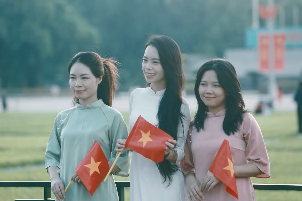 Tại một không gian trang nghiêm như Quảng trường Ba Đình, nhiều bạn nữ chọn cho mình trang phục áo dài.