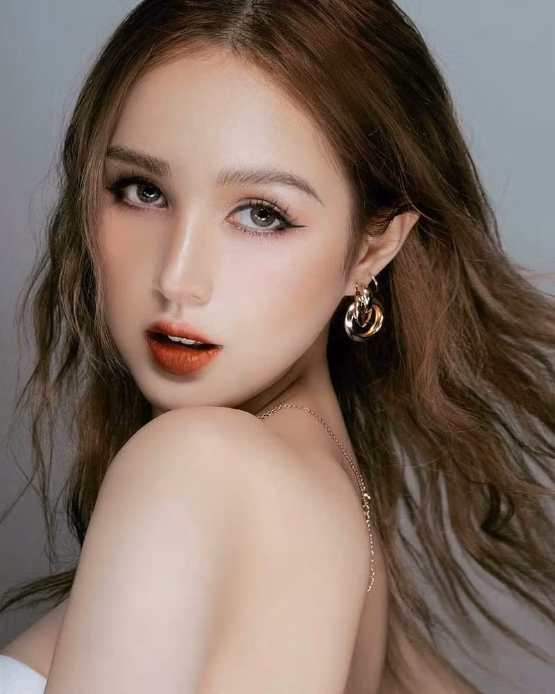 Trong thời gian giãn cách xã hội, hot girl Xoài Non rất chăm chỉ giao lưu với người hâm mộ bằng hình thức Hỏi - Đáp ở phần story. Đã có hàng trăm câu hỏi được gửi đến cho bà xã "streamer giàu nhất Việt Nam" với nhiều chủ đề khác nhau...