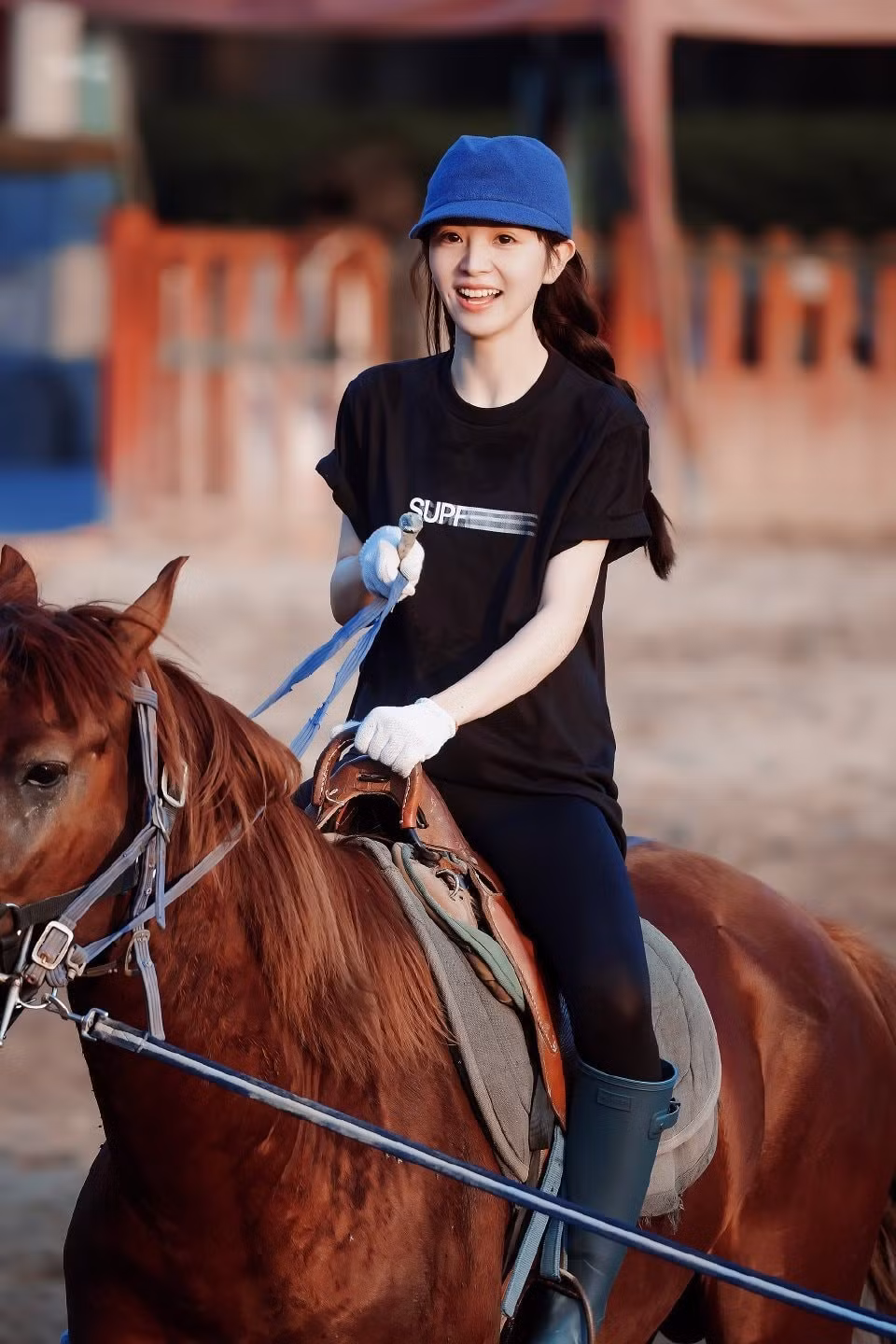 Nhờ sở hữu nhan sắc ngọt ngào, đáng yêu và chuyên đóng phim cổ trang, Điền Hi Vi được truyền thông lẫn người hâm mộ ưu ái gọi là ''Búp bê cổ trang'', ''Nữ thần thanh xuân thế hệ mới''.