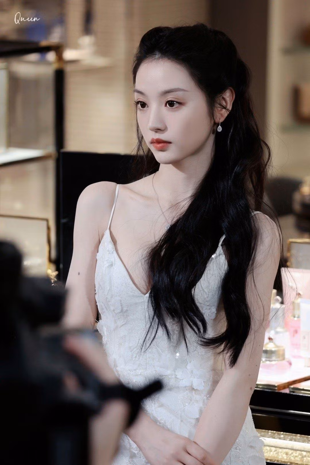 Điền Hi Vi gây ấn tượng với nhan sắc trong veo, lối diễn xuất ấn tượng, đài từ tự nhiên, nhờ thế mà danh tiếng của nữ diễn viên sinh 26 tuổi ngày càng được truyền thông lẫn cư dân mạng quan tâm hơn.