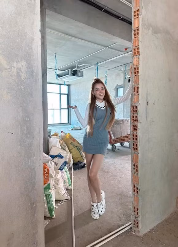 Dù chưa hoàn thành nhưng nhìn không gian biệt thự thoáng và quá rộng cũng đủ hiểu hot girl thị phi Ngân 98 đã bỏ ra một số tiền không nhỏ để mua đất và chi phí xây dựng.