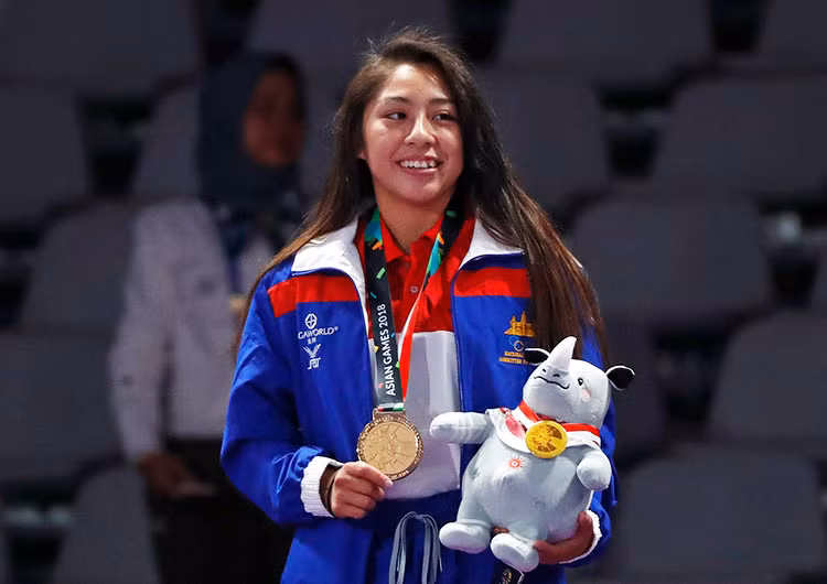 Bố của Khan là một sĩ quan hải quân nên sớm hướng cho con gái đến những môn thể thao mạnh mẽ. Vì vậy, cô bắt đầu tập Jiu-Jitsu khi mới chỉ 8 tuổi.