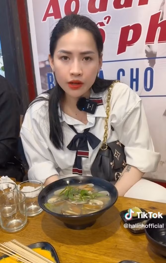 Bát ốc vừa mang ra đã có ruồi bên trong khiến Hà Linh cảm thấy vô cùng bức xúc.