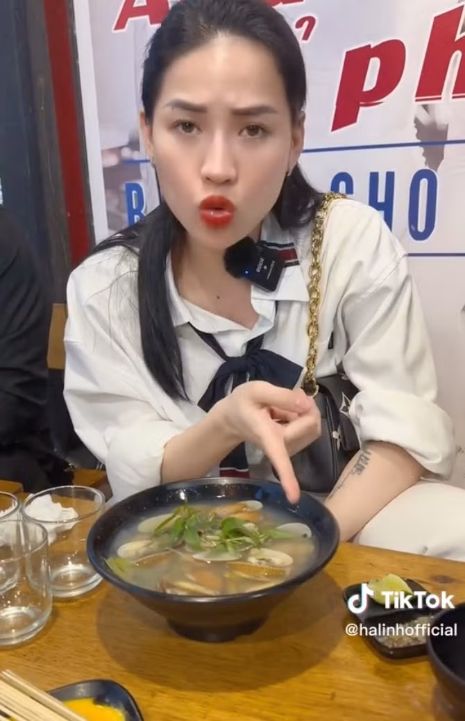 Mới đây, nữ TikToker hay còn được biết với biệt danh "chiến thần review" Võ Hà Linh đã bất ngờ đăng tải đoạn clip bày tỏ nỗi bức xúc của mình khi đến một quán ốc nổi tiếng ở Huế.