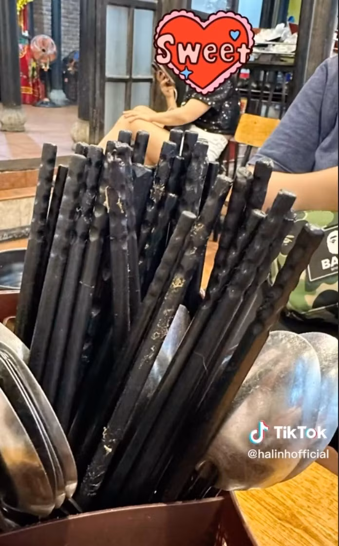 Nhưng ống đũa thứ 2 mình lấy trực tiếp từ ống ra mà dầu mỡ và bẩn lắm luôn. Đũa như này mà cũng mang ra đưa cho khách dùng được. Bát còn nguyên cọng hành, rửa chưa sạch". Võ Hà Linh nói trong clip review đồ ăn của mình.