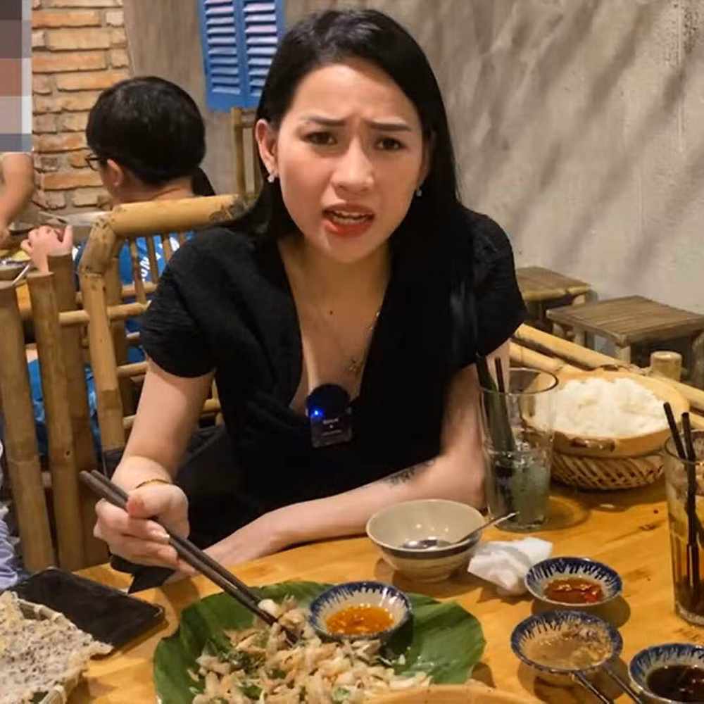 Cũng trong clip review đồ ăn, Hà Linh cho biết bản thân đang cố gắng xây dựng nhiều nội dung tích cực hơn, tuy nhiên quán ăn này đã khiến cô không thể chịu đựng nổi.