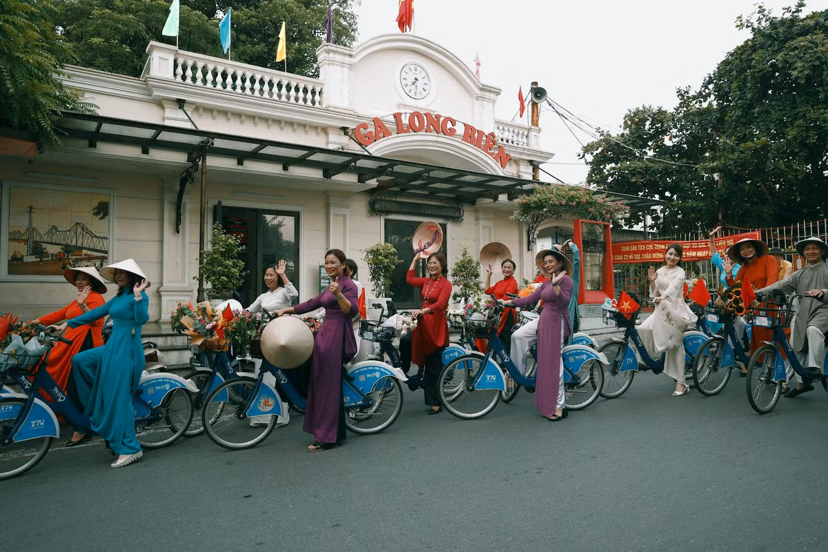 Chương trình "Áo dài kết nối du lịch và di sản Hà Nội" đi qua nhiều địa điểm gắn với lịch sử ở Thủ đô.