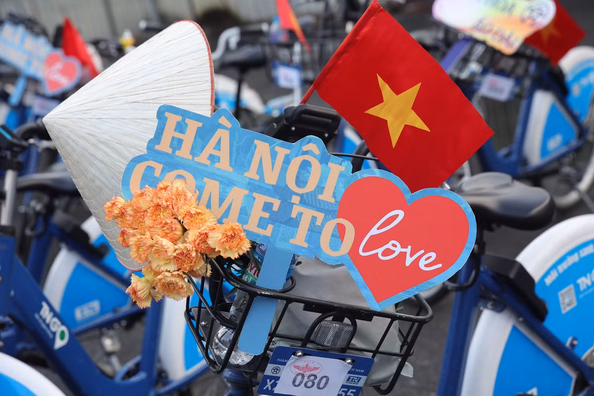 Ngày 1/9, nhằm tôn vinh các giá trị di sản văn hóa, Sở Du lịch Hà Nội phối hợp cùng Câu lạc bộ Đình Làng Việt, Trung tâm Bảo tồn Di sản Thăng Long tổ chức sự kiện "Áo dài kết nối Du lịch với Di sản Hà Nội năm 2024” đi qua các tuyến phố và di tích lịch sử nổi bật của Thủ đô.