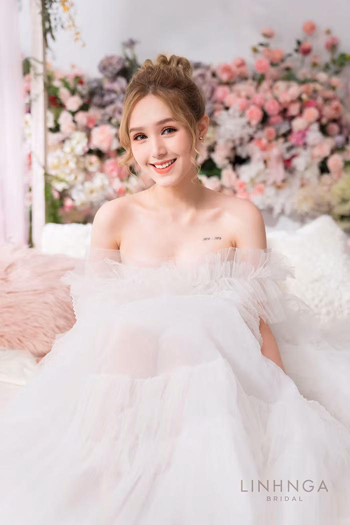 Thậm chí, nhiều người cho rằng Xoài Non chỉ là "bình hoa di động" hay cô rất may mắn thì cưới được chồng giàu…