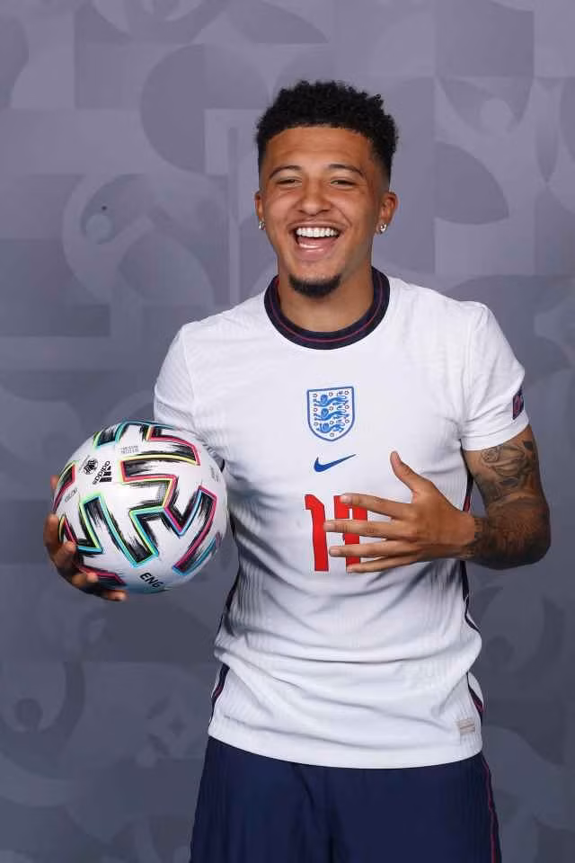Jadon Sancho là cầu thủ người Anh hiện đang thi đấu cho CLB BVB Dortmund. Anh ấy đã được vinh danh là á quân trong cả hai giải thưởng Cậu bé vàng và Kopa Trophy vào năm 2019. Sancho trở lại. Sancho là thành viên của đội trẻ Anh vô địch Giải vô địch bóng đá U17 thế giới 2017 và ra mắt đội một vào năm 2018. Sancho đã có một tháng 10 năm 2018 thành công khi được vinh danh là Cầu thủ xuất sắc nhất tháng của Bundesliga, ghi ba bàn thắng và một pha kiến tạo chỉ trong ba trận đấu tại giải đấu.