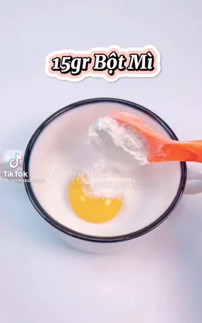 Trong màn clip làm mì sợ thảm họa nấu nướng, cô gái áp dụng chuẩn công thức làm mì sợi gồm: 1 lòng đỏ trứng, 15g bột mì và một ít nước. Khuấy đều cho đến khi hỗn hợp này bám chặt vào đôi đũa thì chứng tỏ tỷ lệ nước đã hoàn hảo.