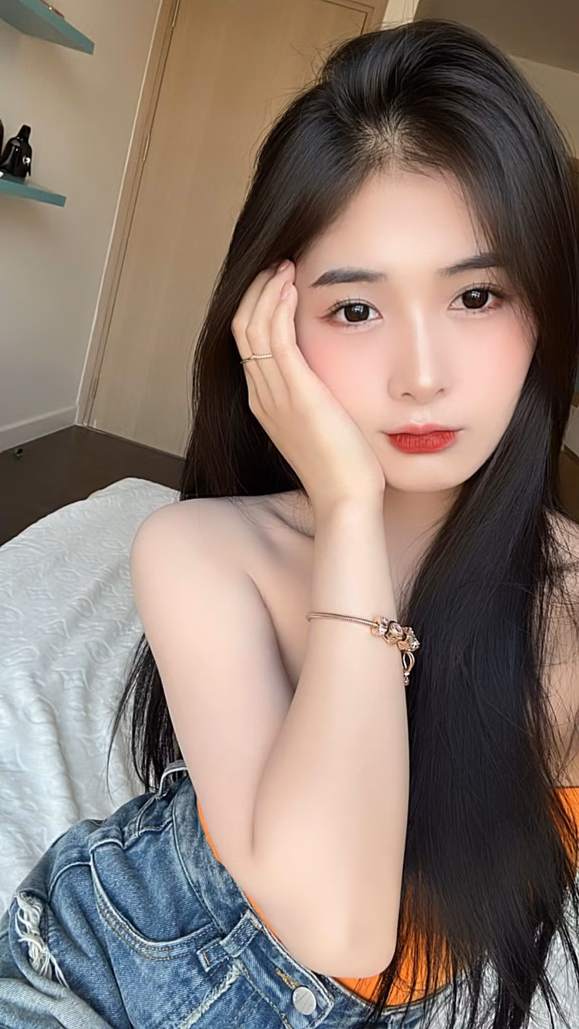 Đi kèm bức ảnh khoe vòng 1 căng tràn, quyến rũ, Quỳnh Alee còn "thả thính": "Meo meo meo meo trả lại tâm trí tuii đâyyyy".