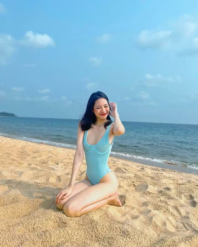 Sau khi thi đỗ tiếp viên trưởng, Khánh Linh nhận về không ít bàn tán, cô tâm sự: "Đảm nhận vị trí tiếp viên trưởng khi còn quá trẻ khiến nhiều người hoài nghi, và cả bản thân Linh đôi lúc cũng hoài nghi về chính mình, dù vậy bỏ ngoài tai và vượt qua những lời đó, mình đã cố gắng để hoàn thiện và phát triển bản thân ngày một tốt hơn, đạt được những mục tiêu mình mong muốn".