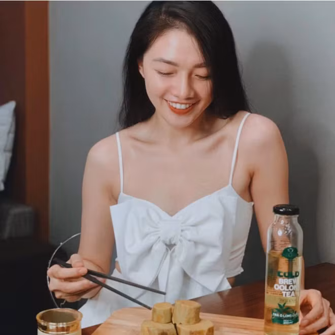 Với lợi thế hình thể thon thả, săn chắc cùng làn da trắng sứ, Dương Thu Thảo thoải mái diện những trang phục gợi cảm khoe các đường cong hút mắt.