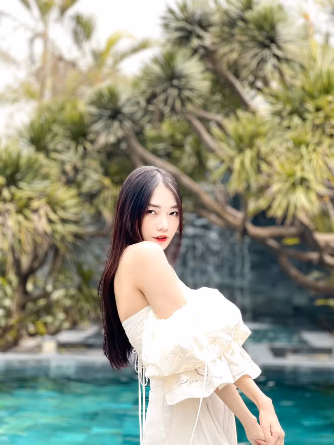 Nếu so về vóc dáng và độ táo bạo trong cách ăn mặc, nữ tiếp viên Dương Thu Thảo không thua kém bất cứ sao nữ nào của làng giải trí.