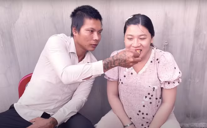 Trên trang cá nhân, không khó để bắt gặp hình ảnh Lộc Fuho khoe ảnh vợ con cùng nhiều dòng trạng thái mùi mẫn. Về phía Kim Thuỷ, hầu như trong mỗi lần xuất hiện cùng chồng, cô đều nở nụ cười tươi tắn. Cả hai cũng thường trao cho nhau cử chỉ tình cảm khiến nhiều người ngưỡng mộ.