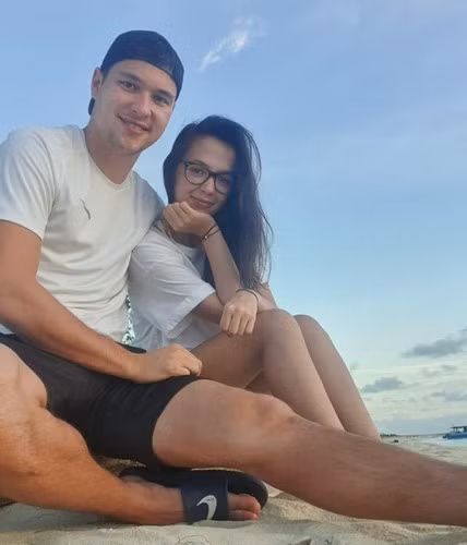 Filip Nguyễn từng chia sẻ, chỉ sau ánh nhìn đầu tiên, trái tim chàng thủ môn điển trai đã loạn nhịp trước cô nàng xinh xắn. Trong khi đó, Aneta cũng ấn tượng với chiều cao (hơn 1,9 m) của chồng mình.