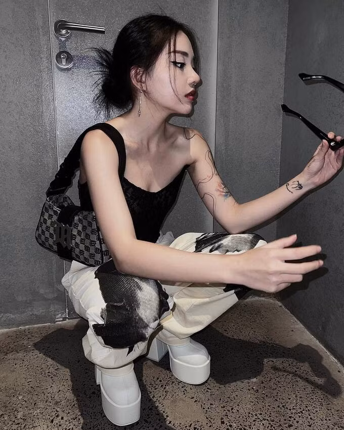 Không chỉ nổi tiếng bởi những câu chuyện tình cảm ‘phong phú’ của mình, từ tình cảm đồng giới, đến những mối quan hệ với những thiếu gia, đại gia, "Đàm Tổng" còn nổi tiếng bởi sở hữu gương mặt xinh đẹp và gu thời trang cực kì "chất".