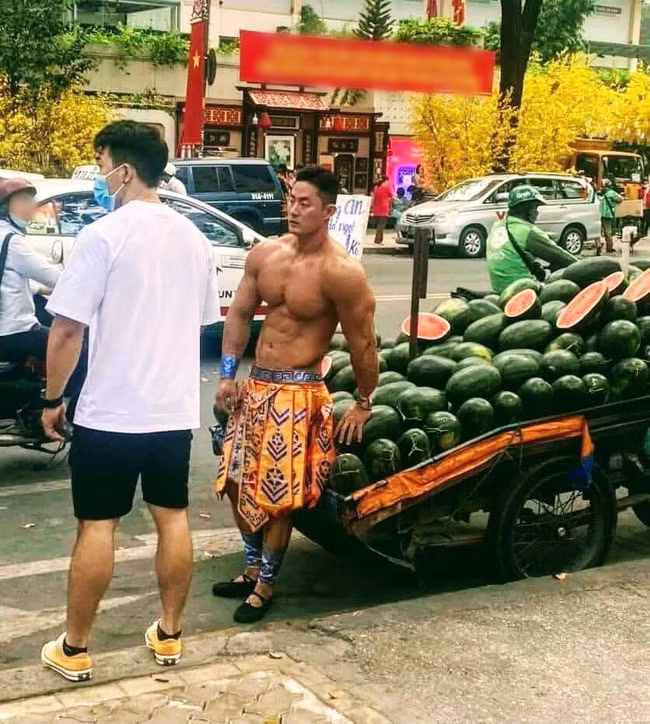 Trong ảnh nam chính chỉ mặc khố, để lộ cơ bắp cuồn cuộn với thân hình 6 múi chuẩn chỉnh cạnh tấm biển: “Dưa hấu Long An”. Màn cosplay “Mai An Tiêm” này đã nhận về hàng ngàn lượt tương tác và dân tình cũng đã nhanh chóng tìm ra danh tính nam chính.