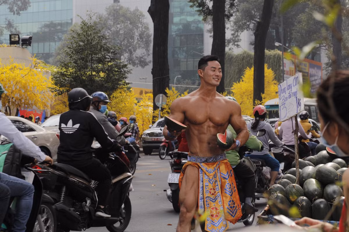 Theo dõi trang cá nhân của Lee Won, thật sự không quá khó để tìm ra những tấm hình khoe thân hình cuốn hút.