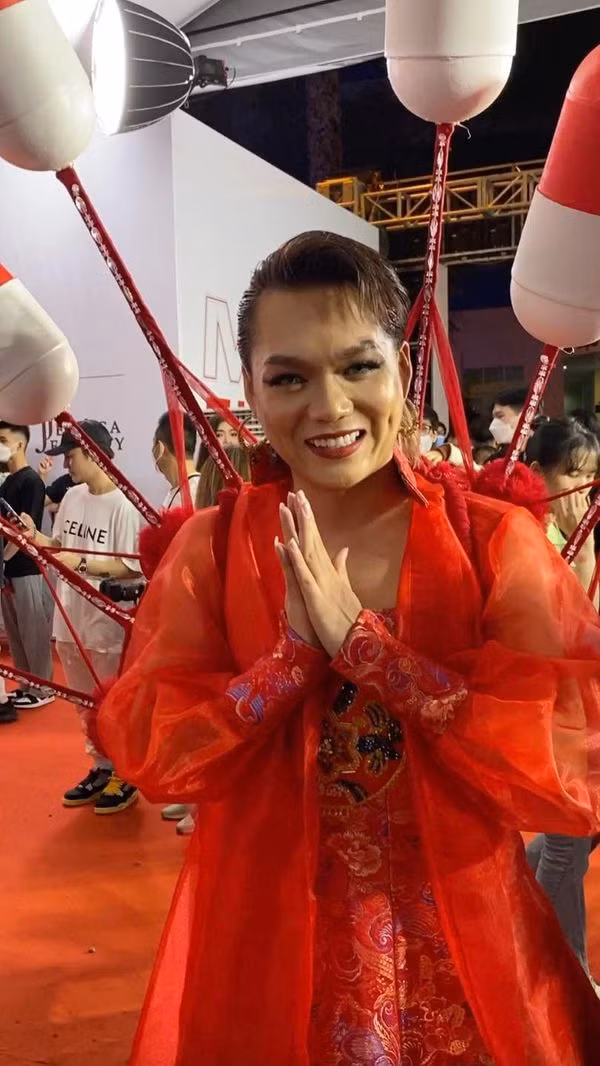 Mới đây nhất, tại thảm đỏ chung kết Miss Fitness Vietnam - Hoa Hậu Thể Thao Việt Nam 2022 đêm 31/7, Phạm Thoại tiếp tục khoác lên mình bộ trang phục lấy tên "trinh nữ hoàng cung" có phần hơi “ô dề”, quyết tâm chiếm trọn spotlight giữa dàn người đẹp.