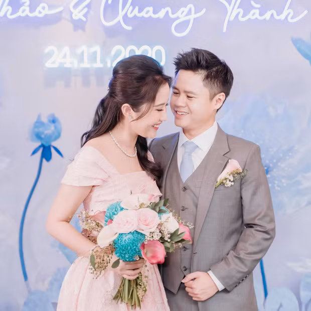 Đám cưới gây tò mò nhất thời gian này chắc hẳn là của thiếu gia Phan Thành và Primmy Trương. Cặp đôi này đã "đánh úp" bằng một đám hỏi được tổ chức vào ngày 24/11 vừa qua khiến dân tình không kịp trở tay.