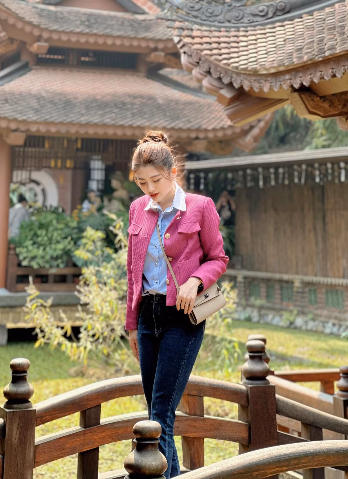 Được nhận xét có vẻ ngoài trẻ trung, đặc biệt là khuôn mặt bầu bĩnh, dễ thương nhưng ít ai ngờ Huyền Trang đã làm mẹ của một bé trai gần 3 tuổi.