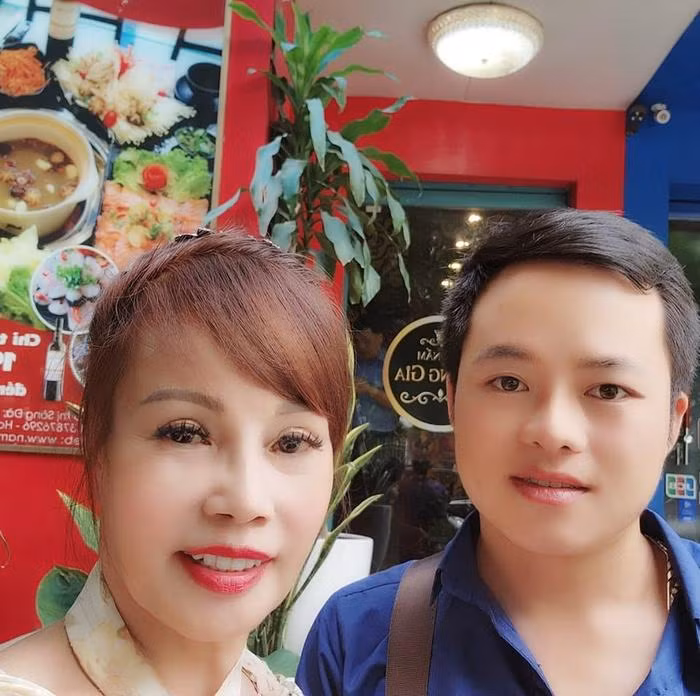Dù ở tuổi 67, cô Thu Sao vẫn có làn da trắng sáng, ít nếp nhăn, mũi cao thẳng tắp. Hình ảnh trên đã khiến không ít người bất ngờ, thậm chí ngợi khen rằng: "Lấy chồng đúng người, trẻ ra chục tuổi".