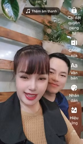 Năm 2018, cuộc hôn nhân của cặp đôi Thu Sao - Hoa Cương là đề tài gây tranh cãi dữ dội trên MXH. Họ được biết đến nhiều bởi danh xưng cô dâu 62 - chú rể 26 tuổi. Khoảng cách tuổi tác quá lớn giữa hai người khiến họ chịu không ít hoài nghi, chỉ trích.